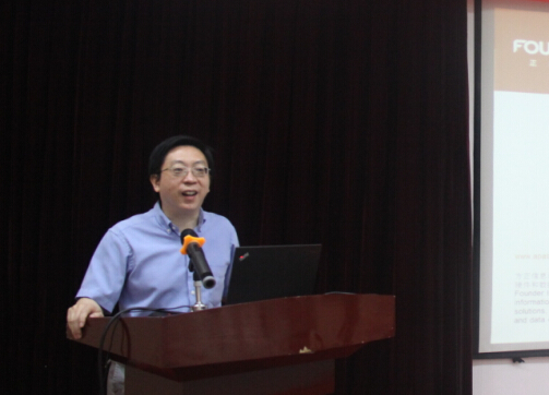 方正阿帕比總工程師黃肖俊正在對項目的IT構架與業(yè)務功能做詳細介紹
